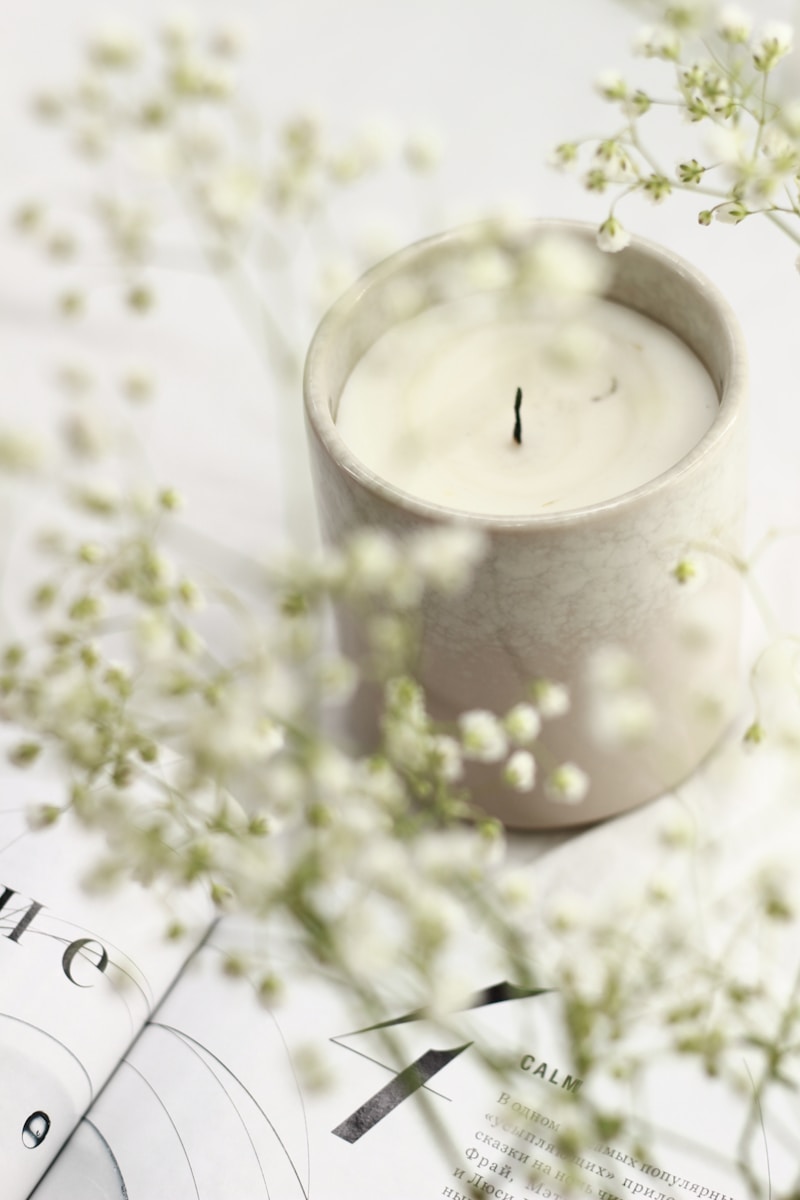 Weiße Kerze mit Blüten – Ruhe und Entspannung